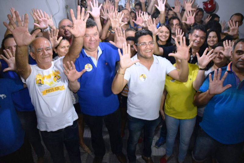 jorio%2c-hero-e-amigos-festejam-apoio-para-vitoria-foto-edilberto-barros