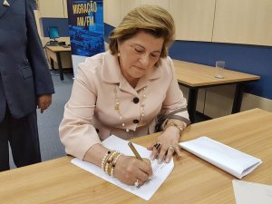 03-zilene-medeiros%2c-diretora-da-tcm%2c-durante-assinatura-do-termo-aditivo-de-outorga-da-radio-am-para-fm%2c-em-brasilia-foto-divulgacao-abert-2