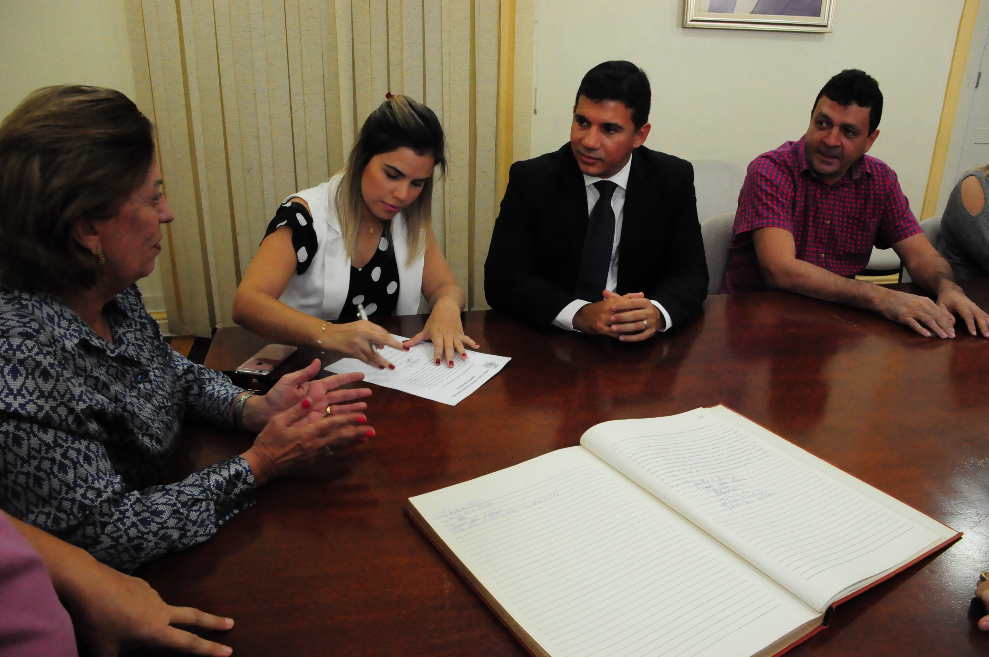 prefeita transmite o cargo