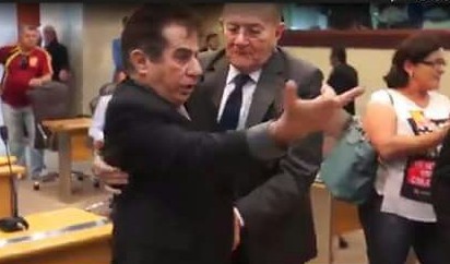 Raimundo-Fernandes-dá-o-dedo-em-sessão-da-AL-13-07-17-e1500036544349